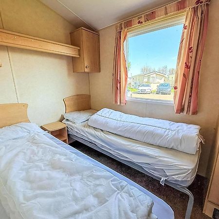 Superb Caravan At Seawick Holiday Park, Sleeps 8 Ref 27202Sw Clacton-on-Sea Exteriör bild