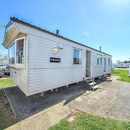 Superb Caravan At Seawick Holiday Park, Sleeps 8 Ref 27202Sw Clacton-on-Sea Exteriör bild