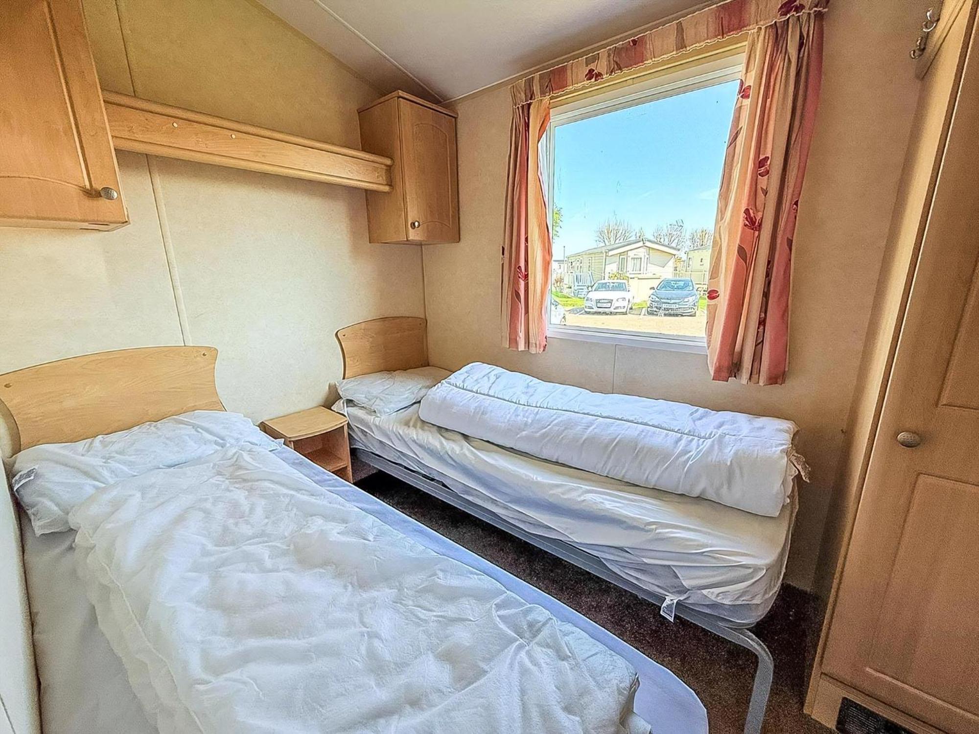 Superb Caravan At Seawick Holiday Park, Sleeps 8 Ref 27202Sw Clacton-on-Sea Exteriör bild