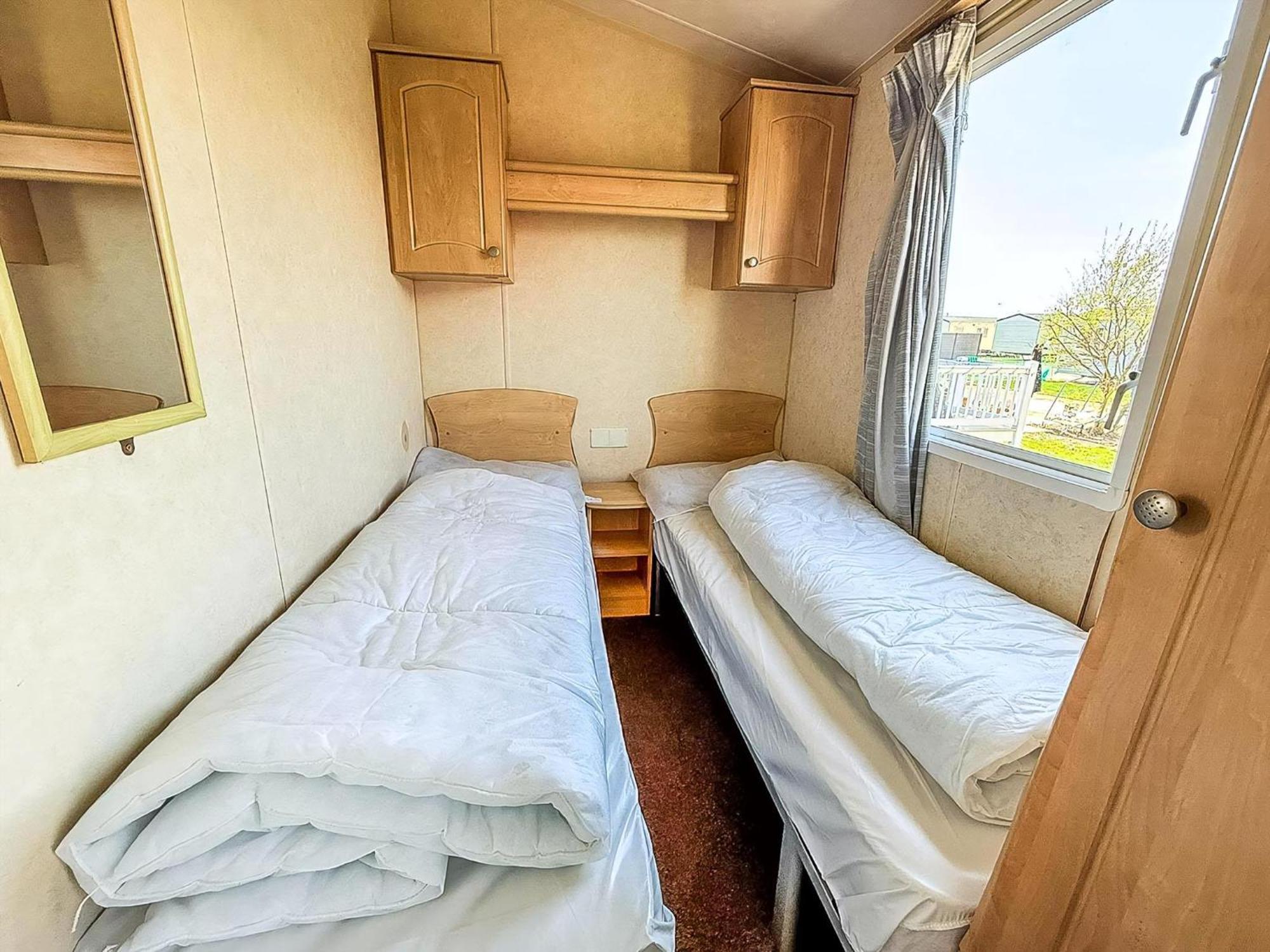 Superb Caravan At Seawick Holiday Park, Sleeps 8 Ref 27202Sw Clacton-on-Sea Exteriör bild