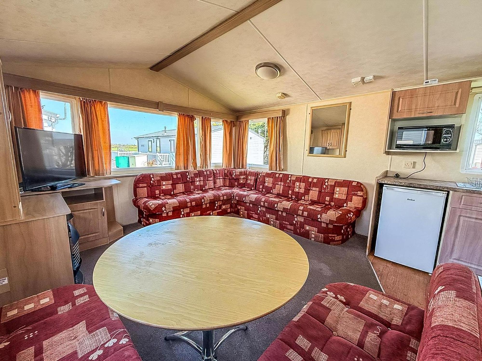 Superb Caravan At Seawick Holiday Park, Sleeps 8 Ref 27202Sw Clacton-on-Sea Exteriör bild